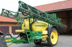 John Deere 732 - ťahaný postrekovač