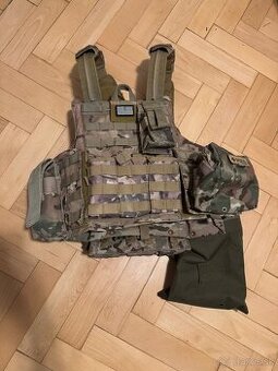 Predám airsoft vestu Multicam so sumkami