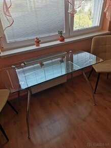 Jedálenský sklenený stôl