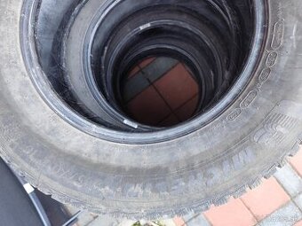 Pneumatiky s hrotmi 215/70 R16 - 1