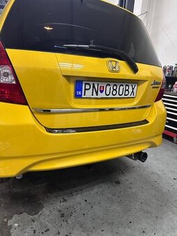 Okrasná chrómová lišta na kufor Honda Jazz GD - 1