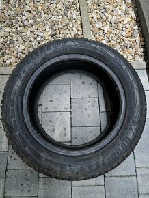 Goodyear UltraGrip Performance 215/55 R16 93H - 1