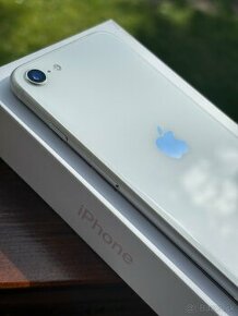 Zachovalý biely iPhone SE 2020 (128 GB)