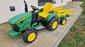 Peg perego John Deere traktor s vlečkou