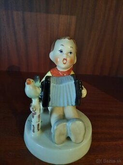 Porcelanova figurka chlapec s harmonikou