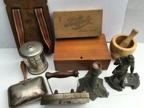 Bronzové sochy a busty, žehlička, svietnik a kovové veci - 1