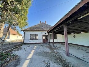 NA PREDAJ: 1129 m2 POZEMOK SO STARTŠÍM DOMOM, BAKA