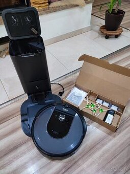 iRobot Roomba i7 s dokovacou a vyprázdňovacou stanicou Clean