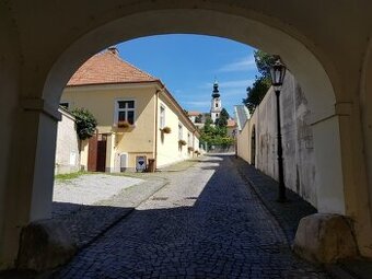 Podkrovný byt na hradnom kopci v strede Nitry s parkovaním - 1