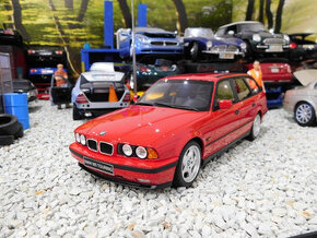 model auta BMW E34 M5 Touring červená farba Otto mobile 1:18