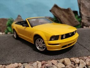 Prodám model 1:18 Ford mustang GT convertible 2006 - 1