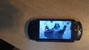 PSP 2000 s UMD hrami a hrami na MicroSD