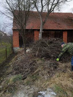 Štiepkovanie a výškový drevorubač