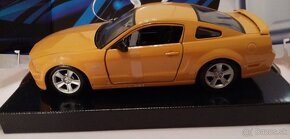 Modely 1:24 FORD Mustang GT 2006 +Maserati