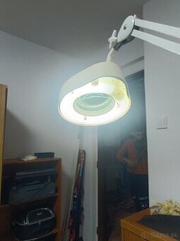 Kozmetická LED lampa s lupou