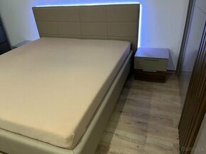 Manželská posteľ s nočnými stolíkmi - 1