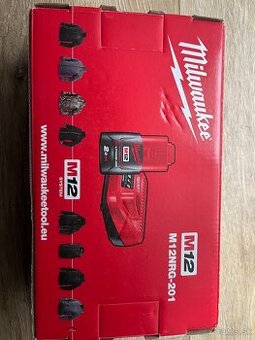 Milwaukee set nabíjačka + akumulátor M12