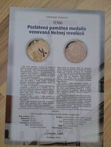 Pozlátená medaila venovaná Nežnej revolúcii