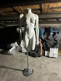 Plastová figurína dámská s stojanom - 1
