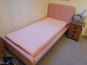 Krásna pevná ružová posteľ