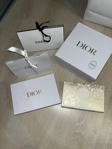 Dior a Chanel krabice a tašky