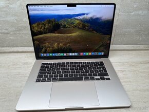 MacBook Air 15 (2024) M3 16 GB / 256 GB, záruka: 8.12.2025