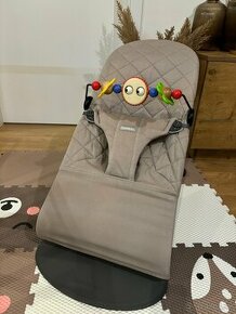 BABYBJORN lehátko Sand Grey Woven + hračka