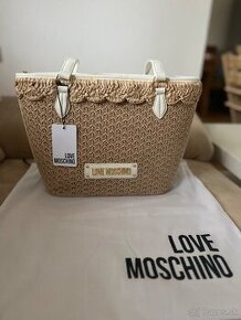 Nová kabelka Love Moschino s visačkou