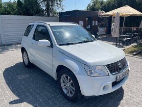 Suzuki Grand Vitara 1.6 benzin 4x4 black and white