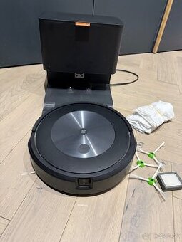 Robotický vysávač iRobot Roomba j7+ so stanicou