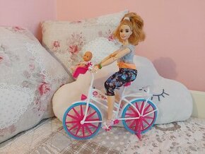 Barbie z dieťatkom na bicykli