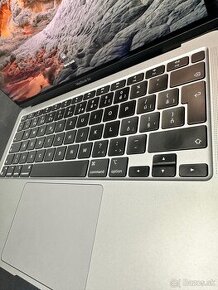 MacBook Air M1 13” (2020) s bonusovým príslušenstvom