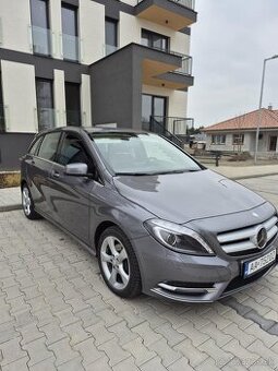 Mercedes-Benz B 180 - 1