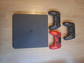 PS4 1TB + ovládače