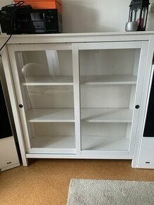 Vitrína Hemnes Ikea