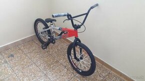 Bicykel BMX -hliníkový rám