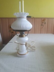 Retro stolová lampa s tienidlom