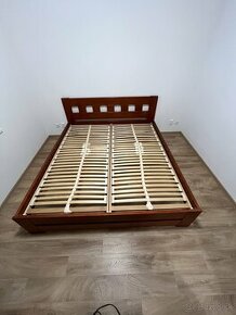 Manželská drevená posteľ 180