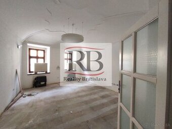 Priestor na prízemí, s vlastným vstupom 79,2m2 v centre na P - 1