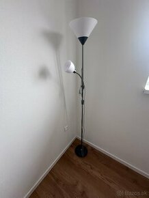 Vysoká sivá lampa do obývačky