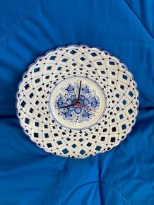 hodiny z modranskej keramiky.