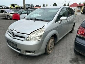 Lacno rozpredám Toyota Corolla Verso 2004-2010 na náhradné d - 1