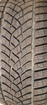 Predám 1ks ako nová zimná 245/40r19-98V Good Year