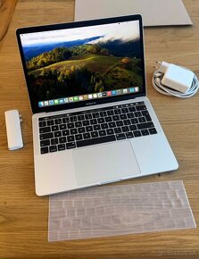 Apple MacBook Pro 2019, 4 porty Thunderbolt 3 s touchbarom