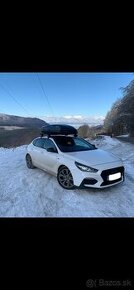 Strešný nosič Thule na Hyundai i30 Fastback aj s panorámou - 1