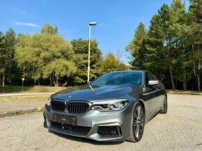 BMW M550i xDrive V8 340kw BLUESTONE BOHATÁ VÝBAVA