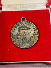 Rôzne medaile a vyznamenania z názvami mesta