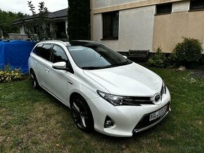 Predám Toyota Auris Hybrid touring sports 1.8i 82000km