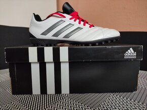 Adidas turfy pod stromček.