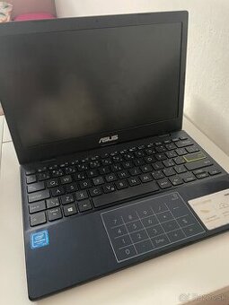 Asus e210M - 1